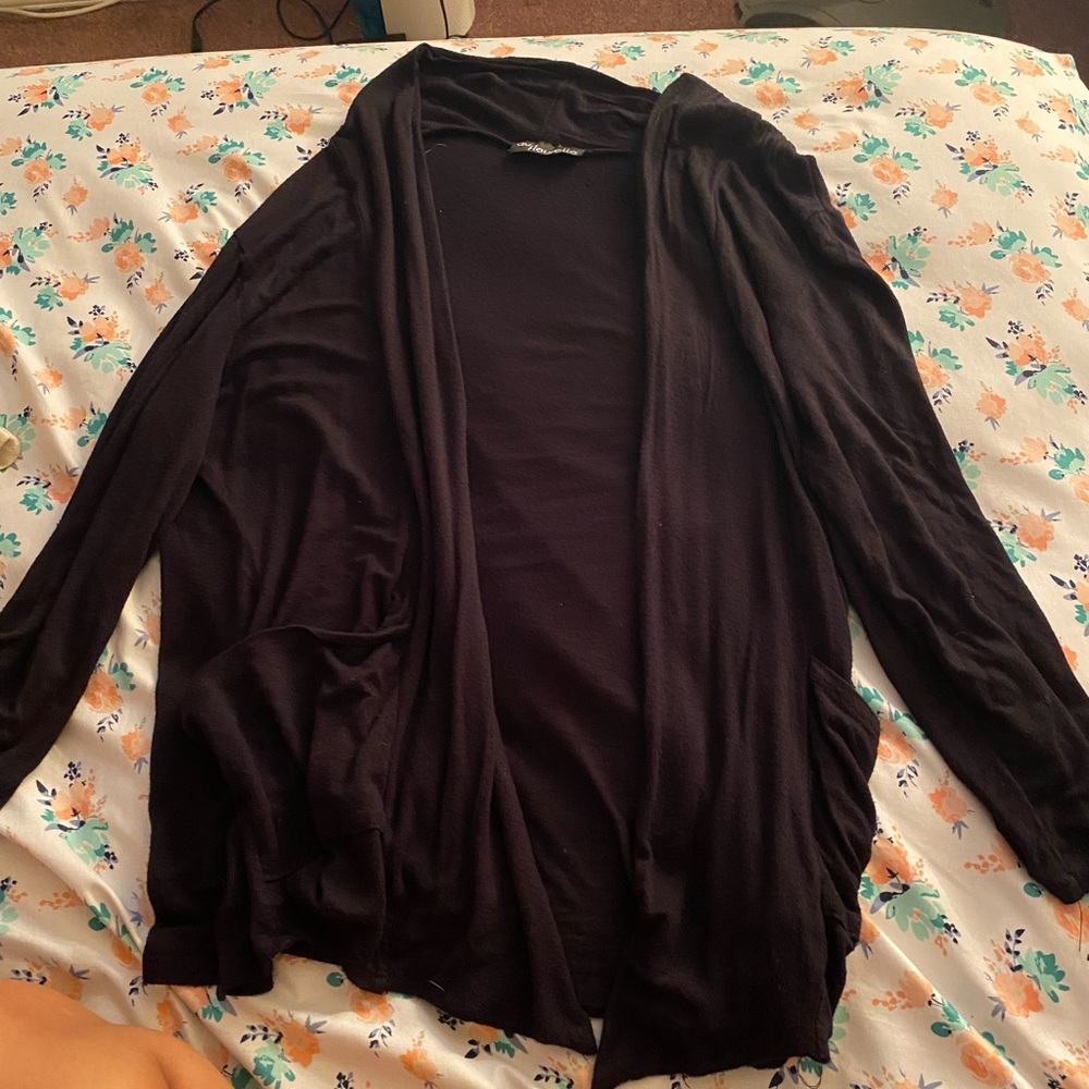 Thin material, stretchy ,and has pockets.
